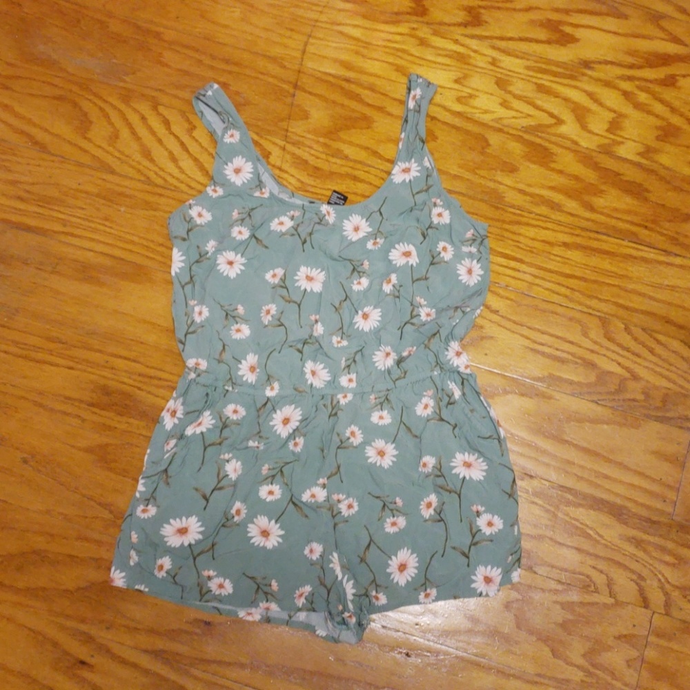 Juniors small daisy print romper